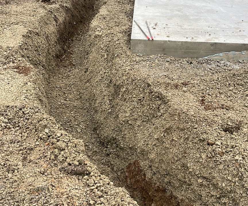 Ausgehobener Leitungsgraben für Abwasser- und Regenwasserleitungen am Einfamilienhaus in Calden