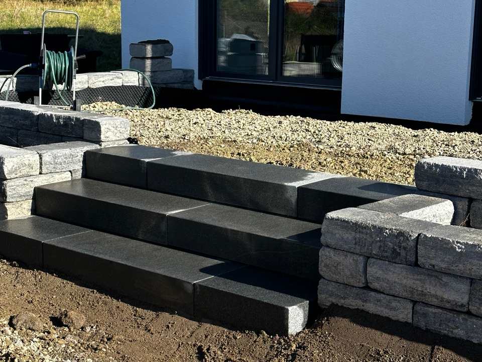 Treppenanlage aus Naturstein zur Terrasse