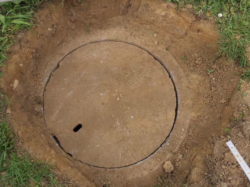 Vergrabener Abwasserschacht vor der Höhenanpassung im GWH Brückenhof Kassel