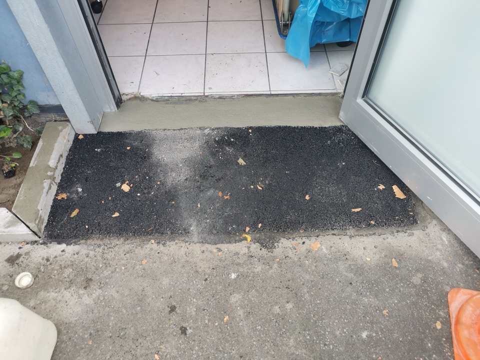 Asphaltreparatur am DEZ Kassel mit Wintermischgut und Heißasphalt