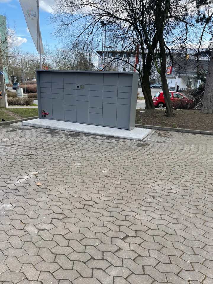Fertige Packstation auf dem neu hergestellten Betonfundament im Brückenhof Kassel