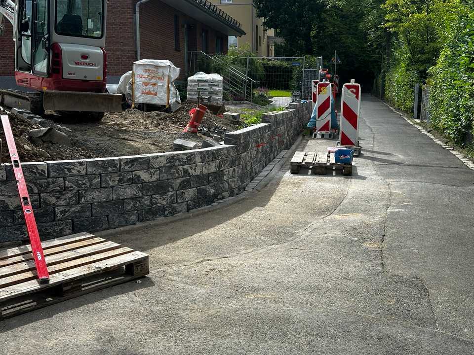 Pflanzarbeiten mit vorbereiteten Gehölzen und Stauden im Garten