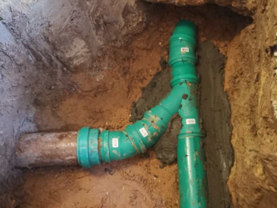 Geöffneter Kellerboden und Leitungsgraben für die Erneuerung der Entwässerungsleitungen in Kassel