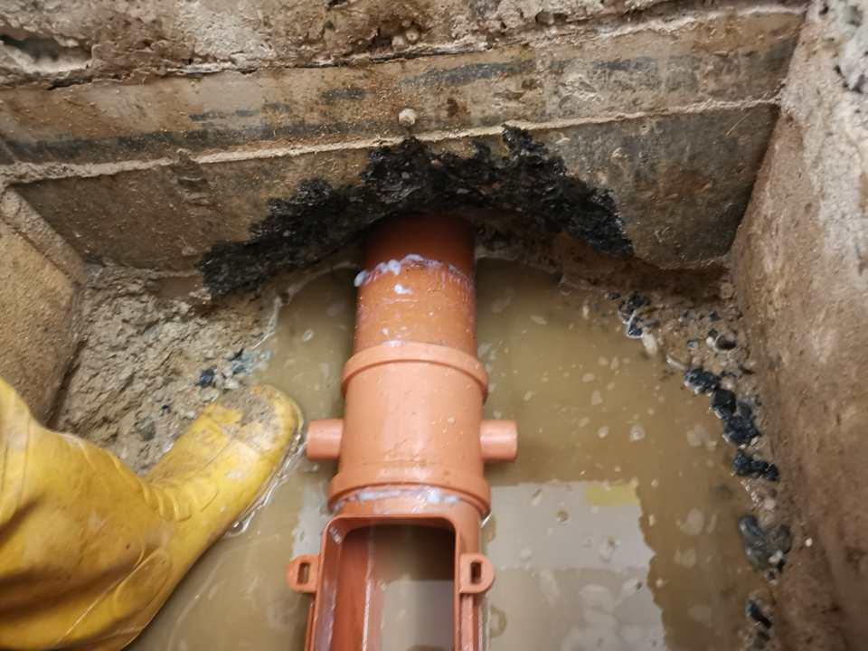 Reparatur eines Abwasserrohres im Bestand