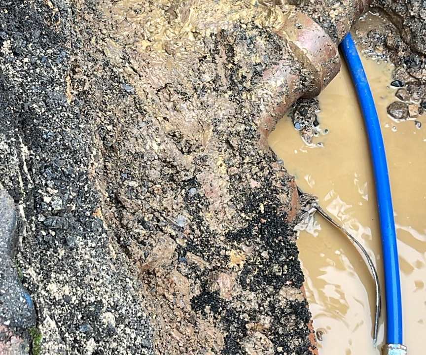 Freigelegte Schadstelle einer Wasserleitung