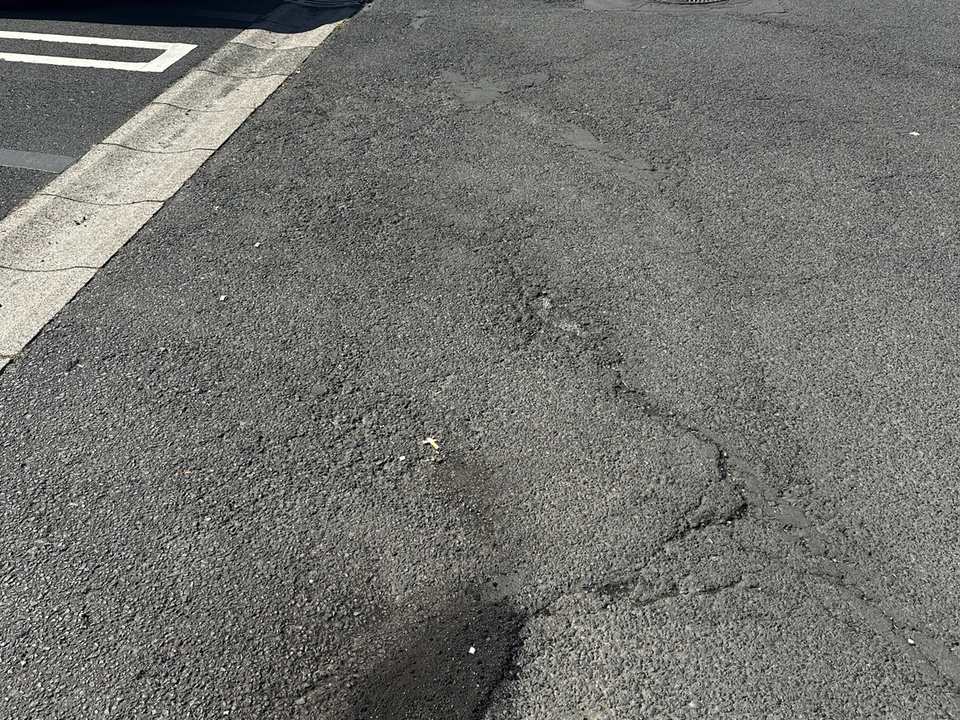Asphaltreparatur am DEZ Kassel mit Wintermischgut und Heißasphalt