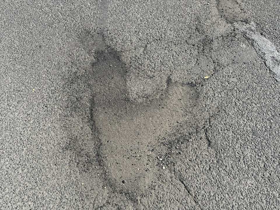 Asphaltreparatur am DEZ Kassel mit Wintermischgut und Heißasphalt
