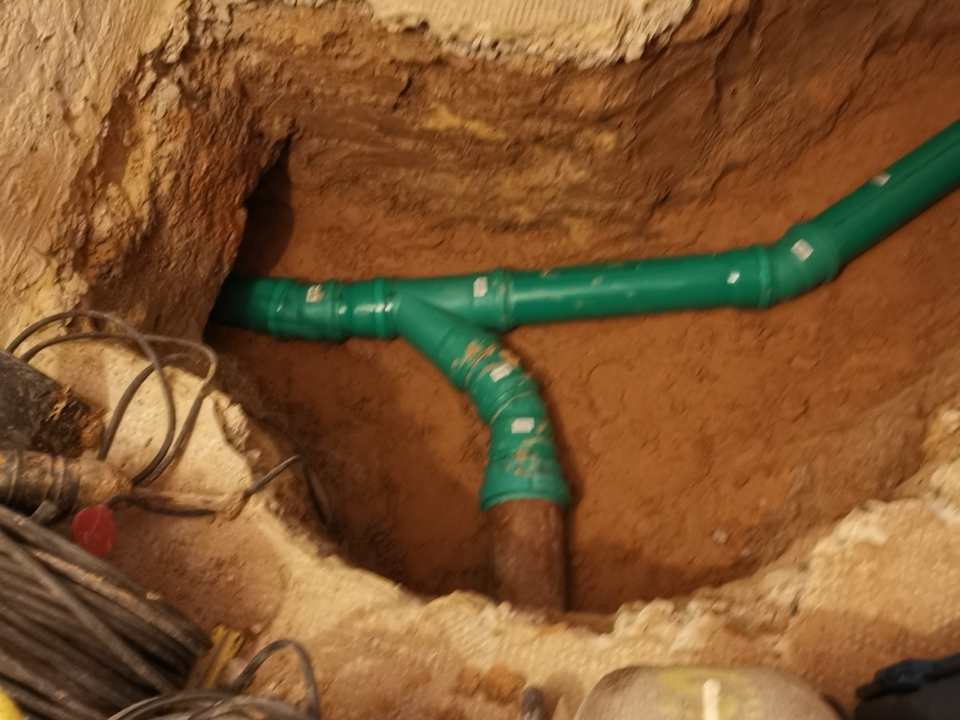 Neu verlegte Abwasser- und Regenwasserleitungen im Keller eines Mehrfamilienhauses in Kassel
