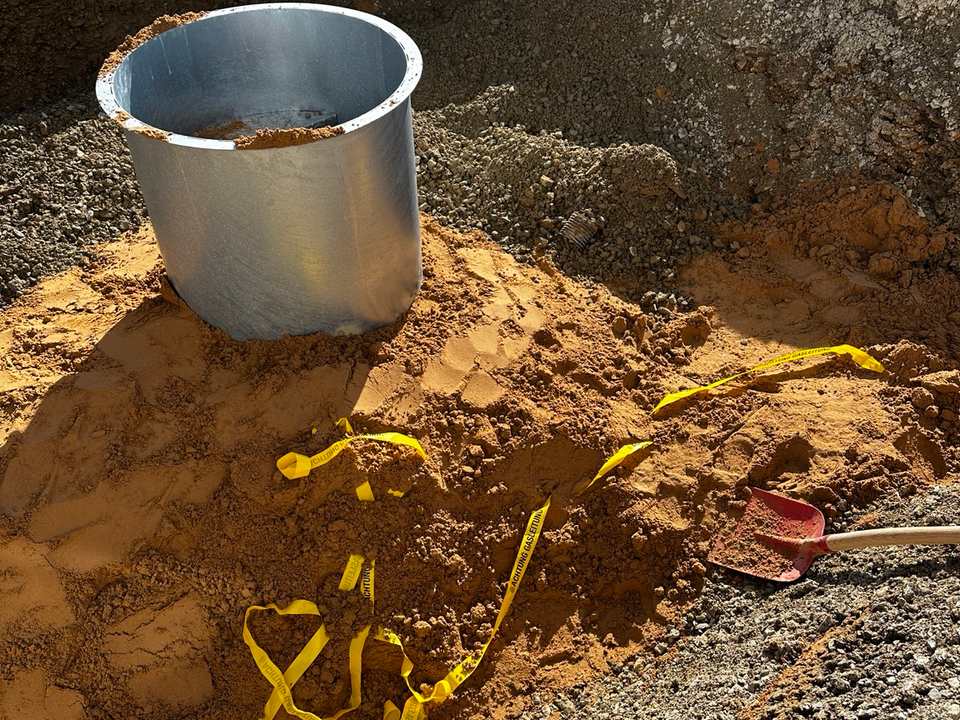 Vorbereitete Baugrube mit Schachtbereich für den unterirdischen Flüssiggastank in Calden