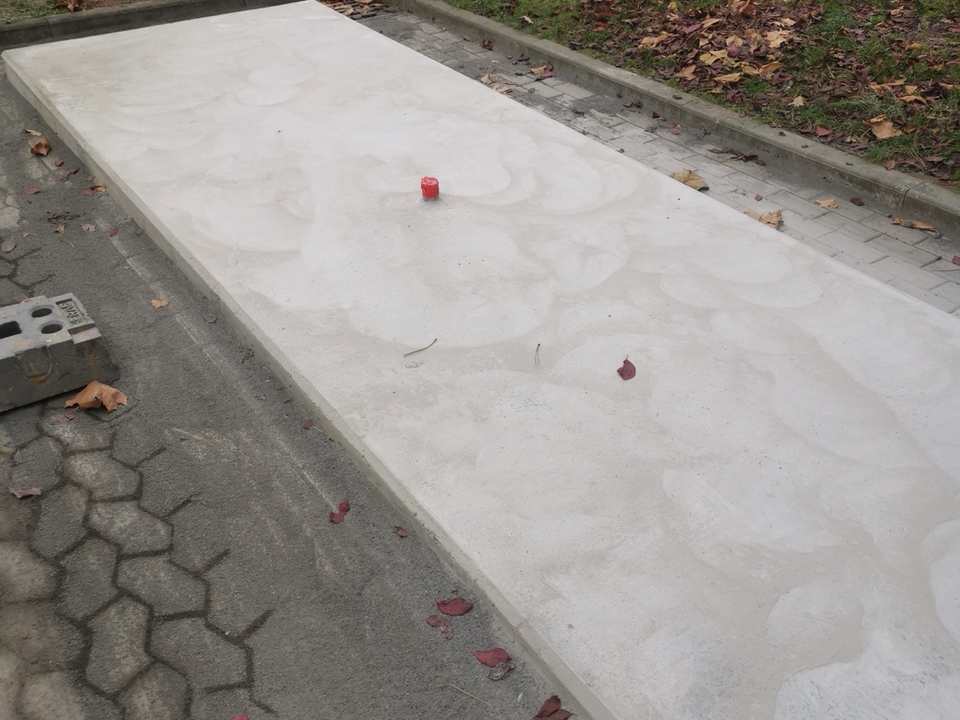 Betonfundament für die Packstation vor der Montage im Brückenhof Kassel