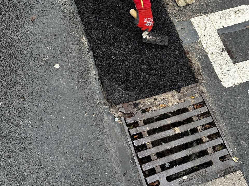 Asphaltreparatur am DEZ Kassel mit Wintermischgut und Heißasphalt