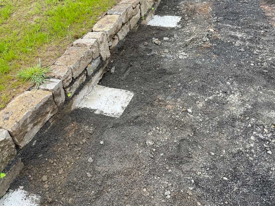 Vorbereitung des Untergrunds und Fundamente im Bereich der Natursteinmauer