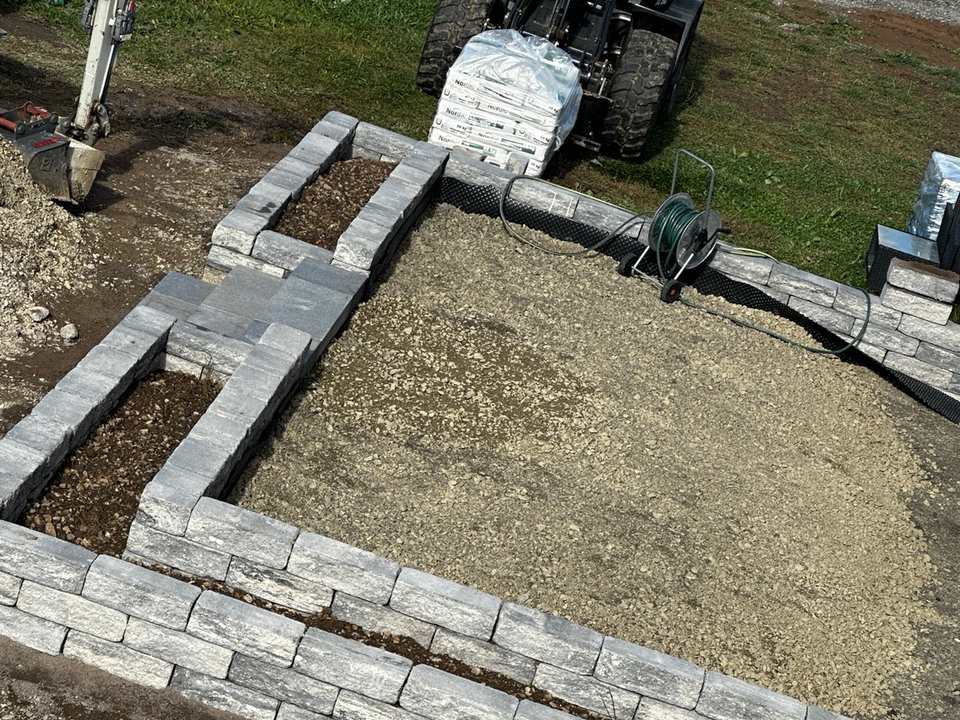 Bau einer Natursteinmauer im Garten