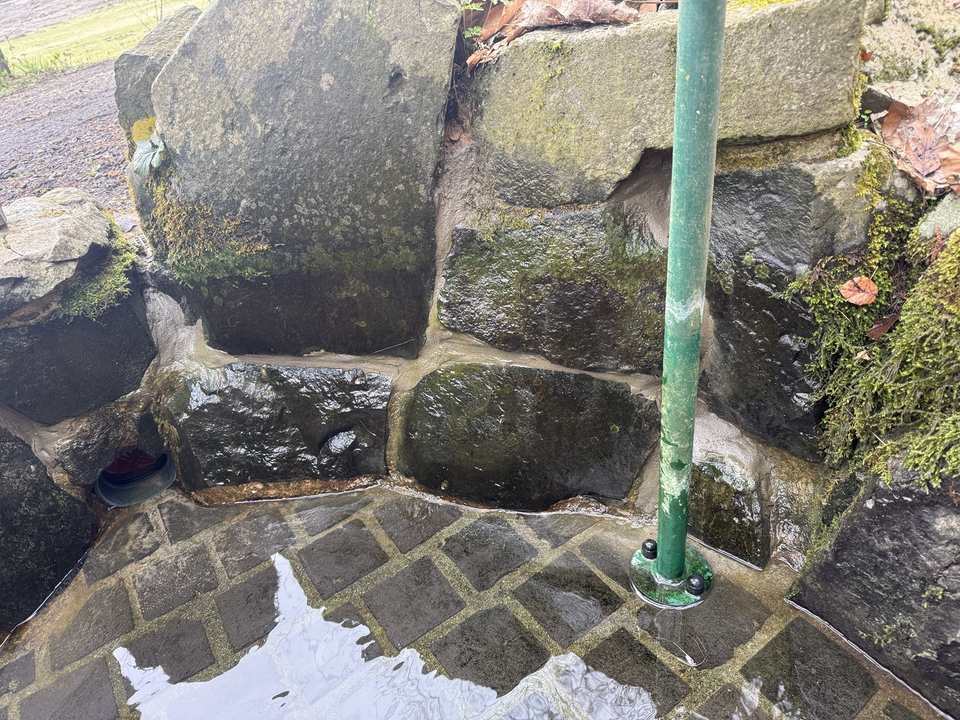 Detail der erneuerten Natursteinfugen und Wasserführung an der Kneippanlage Löwenburg