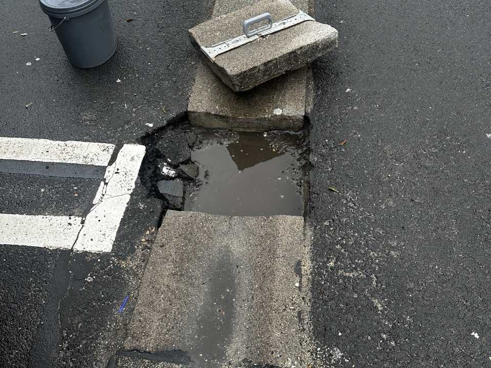 Asphaltreparatur am DEZ Kassel mit Wintermischgut und Heißasphalt