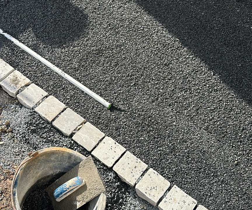 Terrassenbereich mit großformatigen Platten und gemauertem Hochbeet