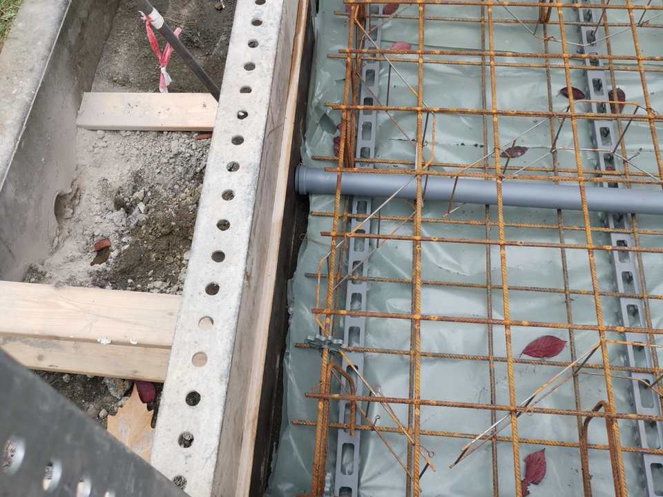 Detail der Bewehrung und Leitungsführung im Fundament der Packstation in Kassel