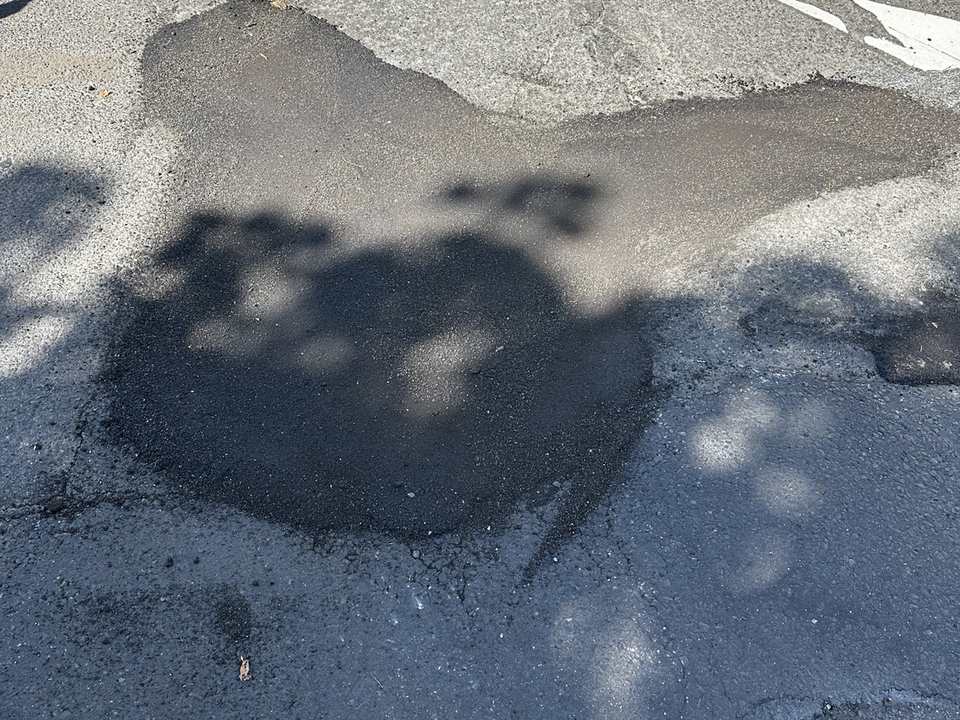 Asphaltreparatur am DEZ Kassel mit Wintermischgut und Heißasphalt