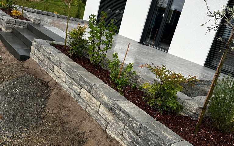Gesamtansicht der fertigen Garten- und Terrassenanlage