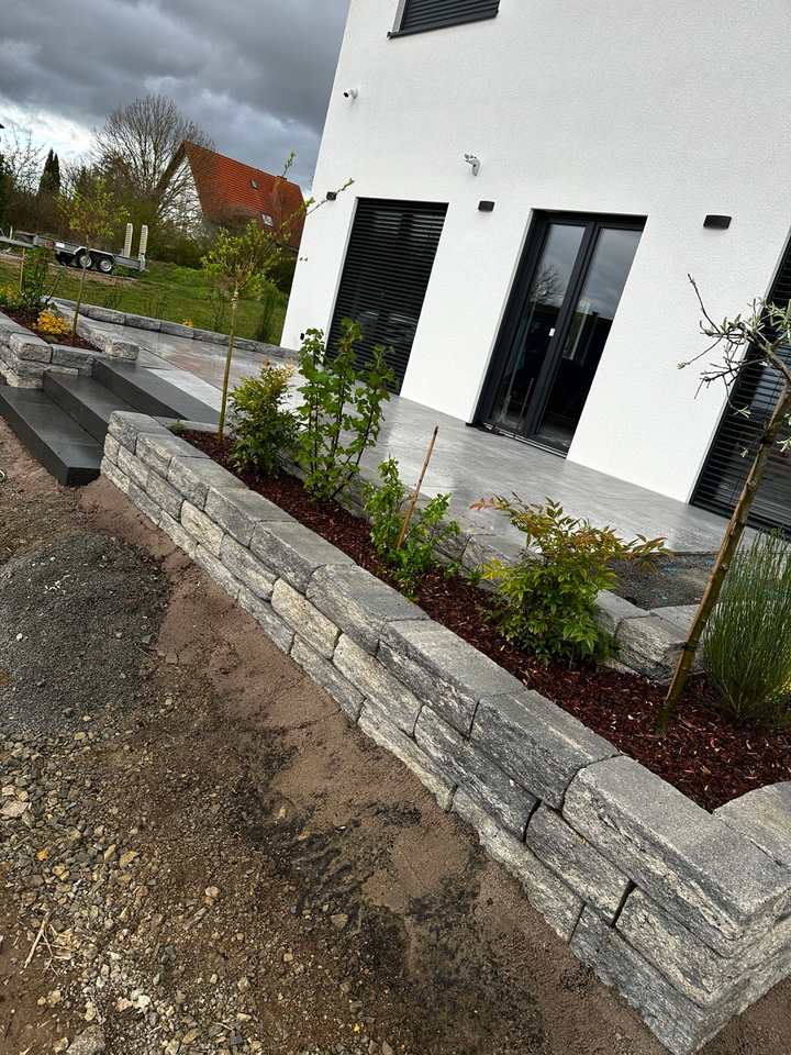 Gesamtansicht der fertigen Garten- und Terrassenanlage