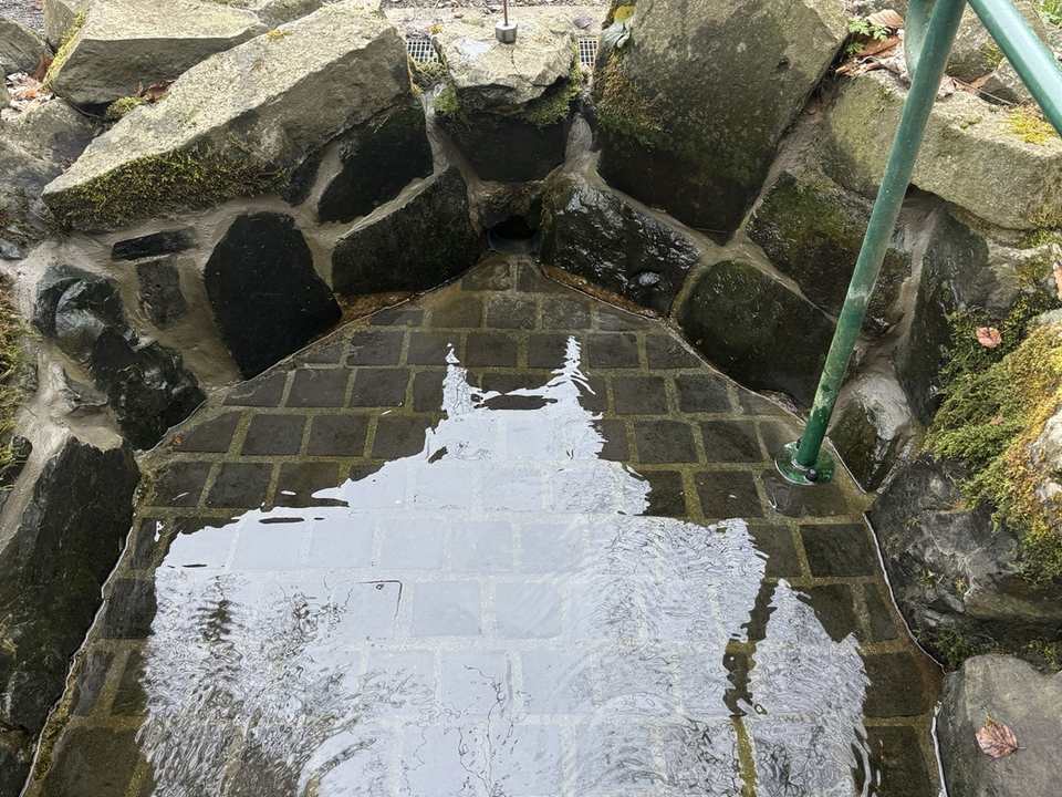Gefülltes Kneippbecken an der Löwenburg nach der Instandsetzung der Natursteinanlage