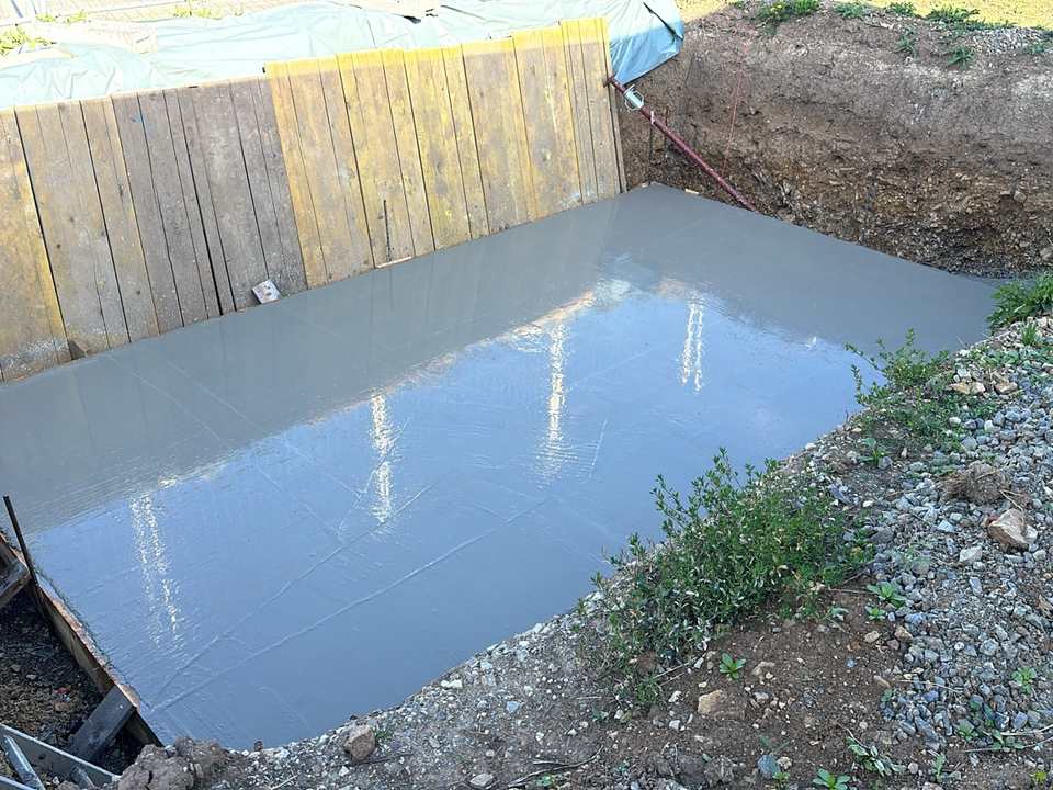 Frisch hergestellte Bodenplatte für den Poolbau in Calden