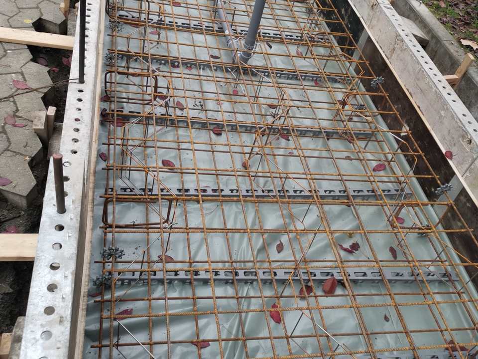 Bewehrungsarbeiten im Betonfundament für die Packstation im Brückenhof Kassel