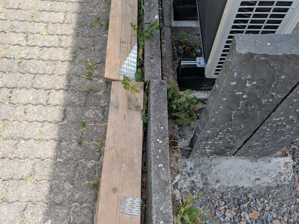 Ausbau der alten Bordsteine entlang der Einfahrt