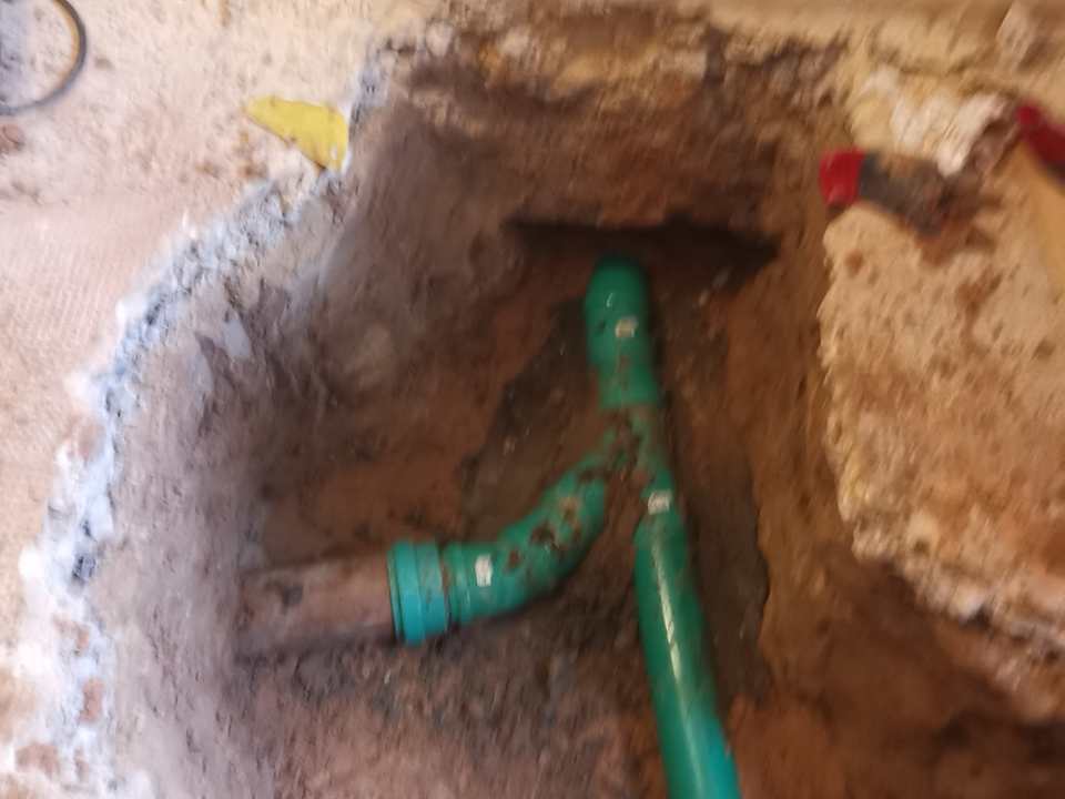 Neue Rohranschlüsse der Abwasser- und Regenwasserleitungen im Keller in Kassel