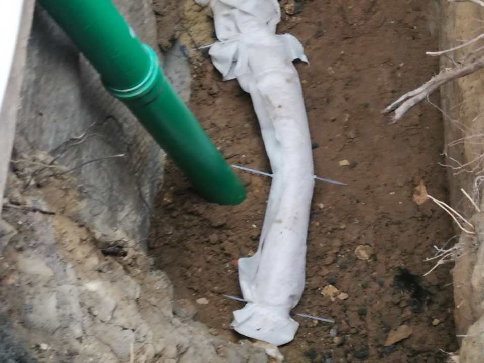 Freigelegte Leitungsbereiche im Keller während der Erneuerung der Abwasser- und Regenwasserleitungen in Kassel