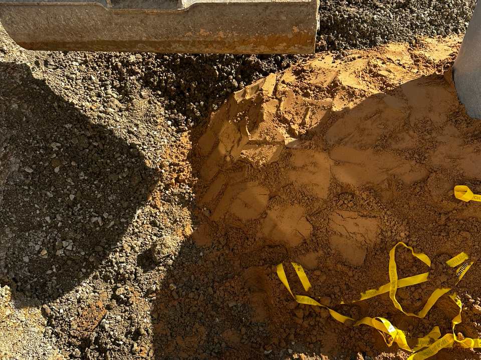 Erdarbeiten mit Minibagger in der Baugrube für den Flüssiggastank in Calden