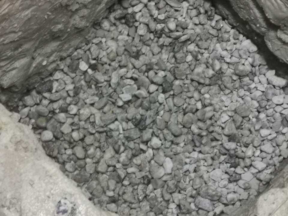 Geöffneter Estrich und vorbereitete Baugrube