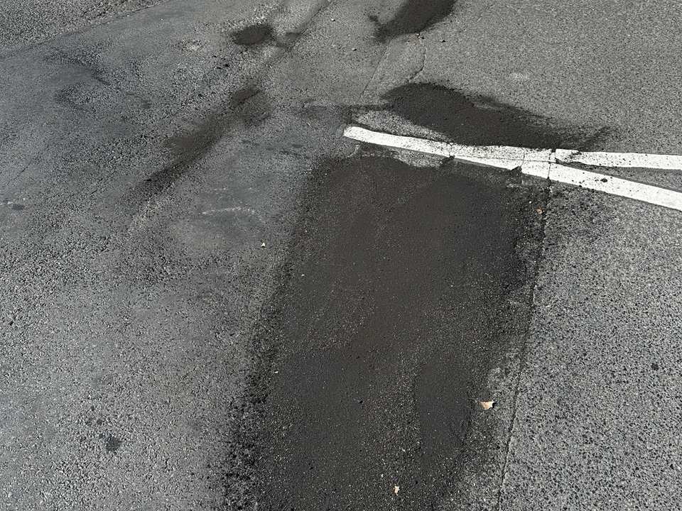 Asphaltreparatur am DEZ Kassel mit Wintermischgut und Heißasphalt