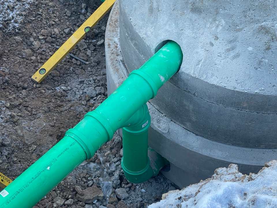 Verlegte Abwasser- und Regenwasserleitungen im Leitungsgraben in Calden