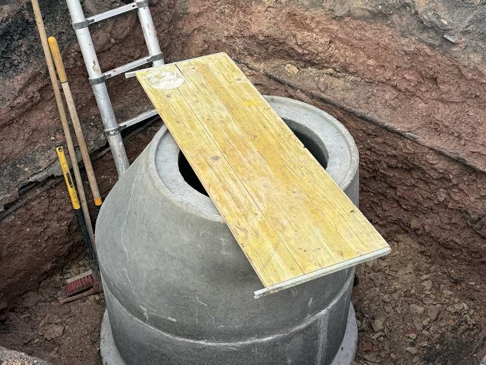 Betonfertigteile des neuen Schachtbauwerks während der Tiefbauarbeiten für Kassel Wasser