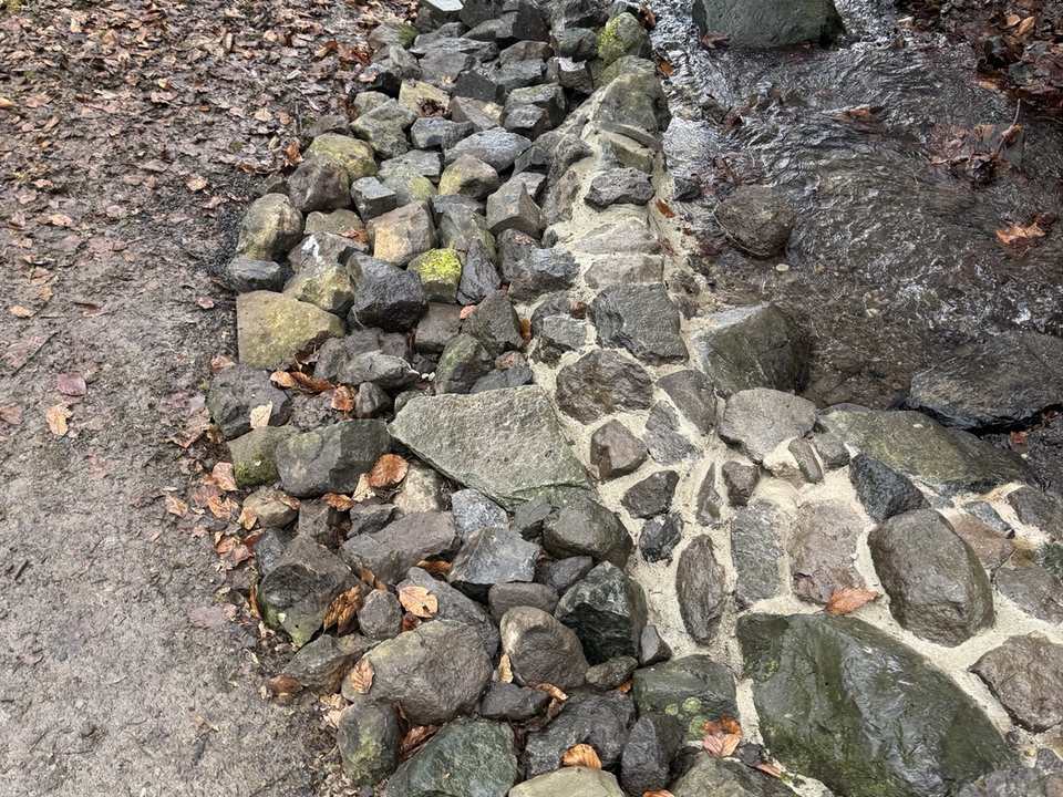 Reparierter Natursteinbachlauf oberhalb der Kneippanlage an der Löwenburg in Kassel