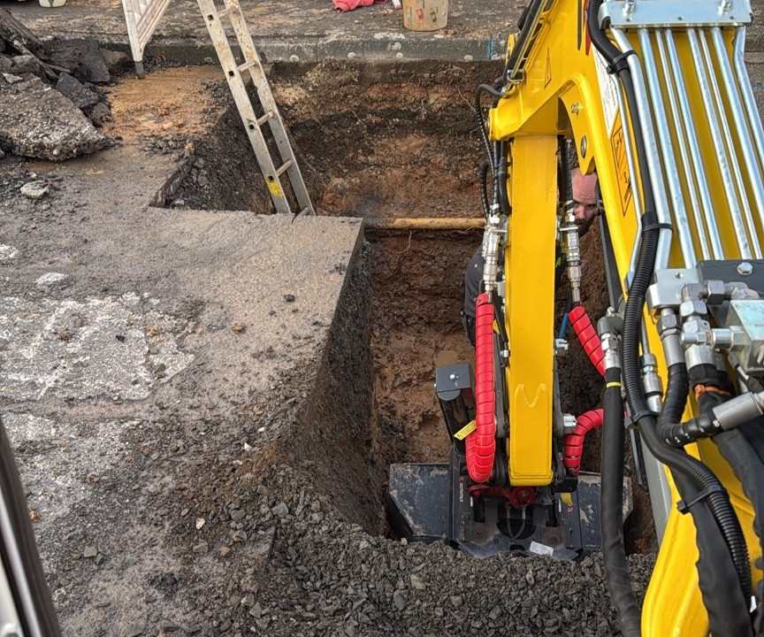 Öffnung der Fahrbahn und Freilegung der Schadstelle