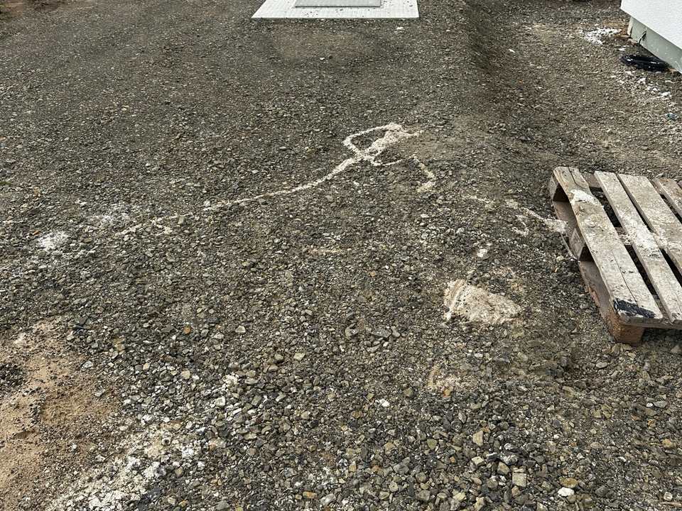 Vorbereiteter Einfahrtsbereich mit überfahrbarer Tankabdeckung an einem Einfamilienhaus in Calden
