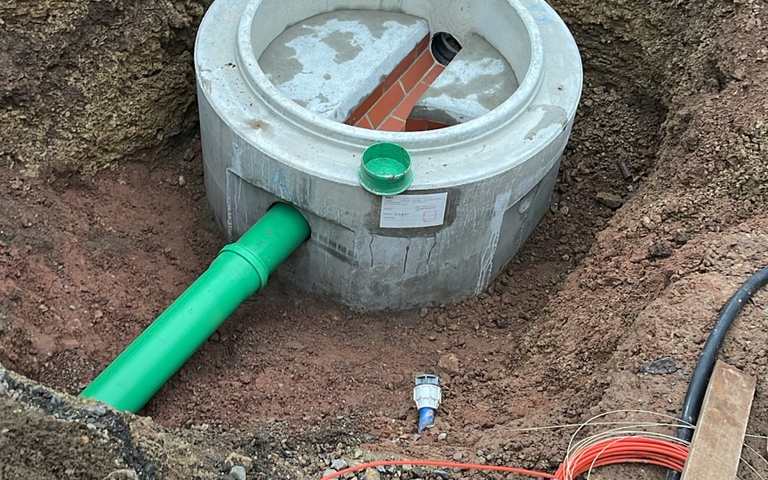 Einbau des Übergabeschachts für Abwasser und Regenwasser in Calden