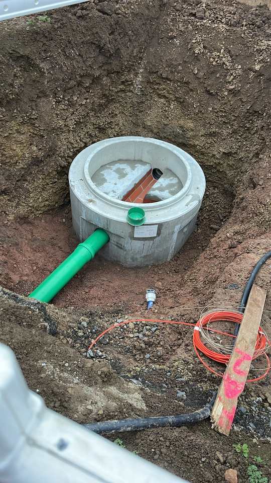 Einbau des Übergabeschachts für Abwasser und Regenwasser in Calden
