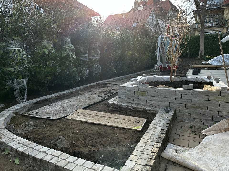 Natursteinmauer während der Bauarbeiten an der Straßenseite