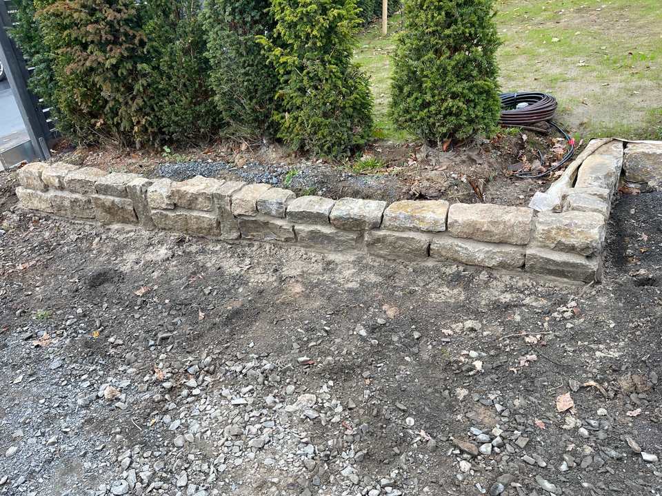 Natursteinmauer während der Bauarbeiten an der Außenanlage