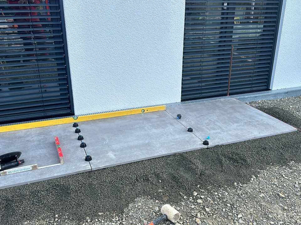 Präzise Ausrichtung großformatiger Terrassenplatten