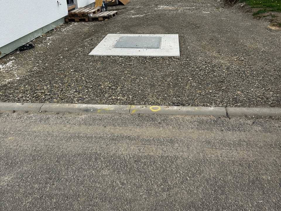 Unterbau der Einfahrt mit bündiger überfahrbarer Abdeckung des Flüssiggastanks in Calden