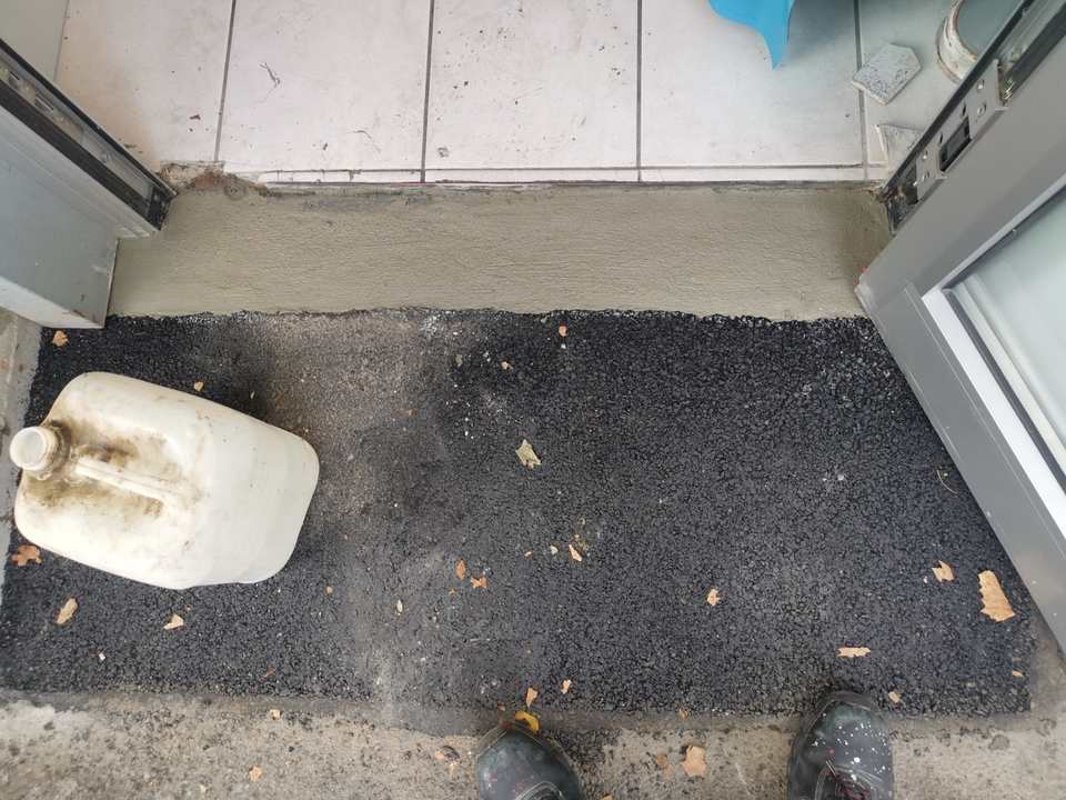 Asphaltreparatur am DEZ Kassel mit Wintermischgut und Heißasphalt