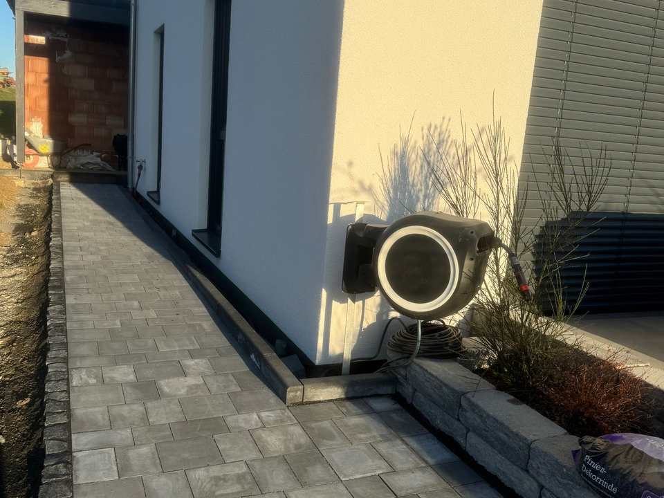 Moderne Terrasse mit Feinsteinzeugplatten im Großformat