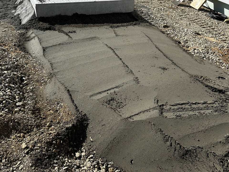 Überfahrbare Abdeckung über dem unterirdischen Flüssiggastank im Bereich der späteren Einfahrt in Calden