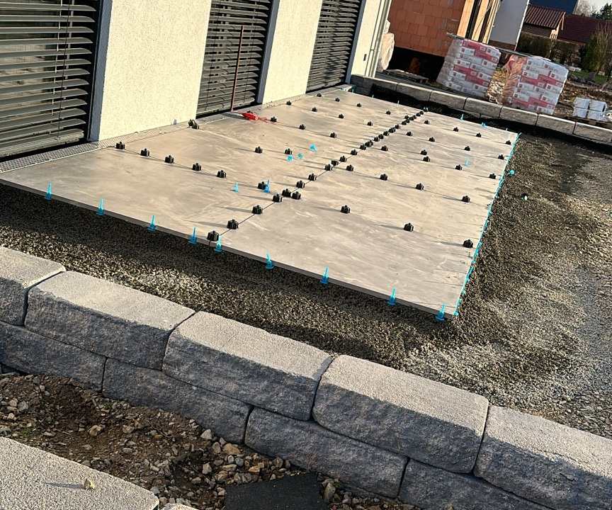 Verlegung von Feinsteinzeugplatten auf Drainagemörtel
