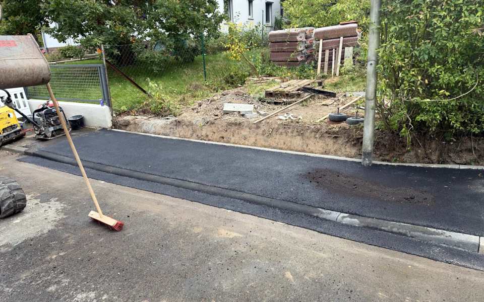 Nachher: fertig abgesenkter Bordstein mit neuer Asphaltfläche an der Grundstückseinfahrt in Kassel