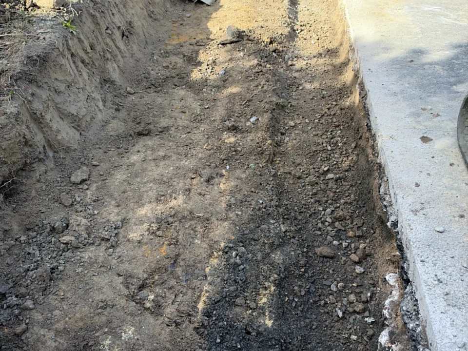 Auskofferung entlang des Hochbords vor dem Setzen neuer Bordsteine in Kassel